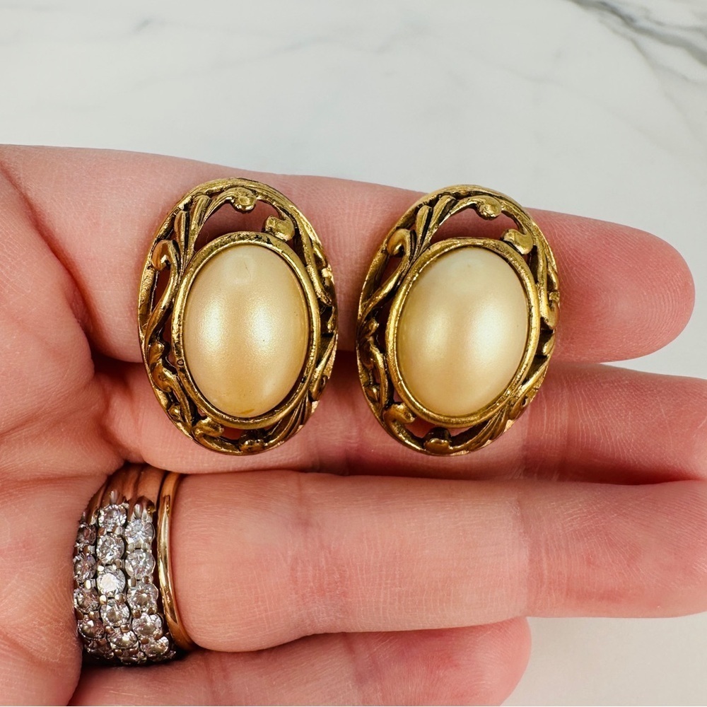 Vintage RICHELIEU Earrings Cabochon Faux Pearl Clip On Oval Gold Tone Filigree